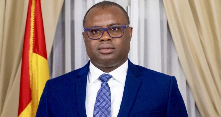 Transition : Dr. Bernard Gomou instruit la  récupération des passeports des ministres 