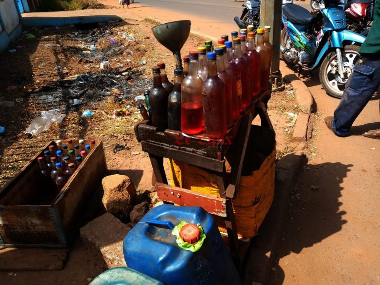 Guinée : malgré l’interdiction, la vente de carburant au marché noir se poursuit dans certains quartiers.