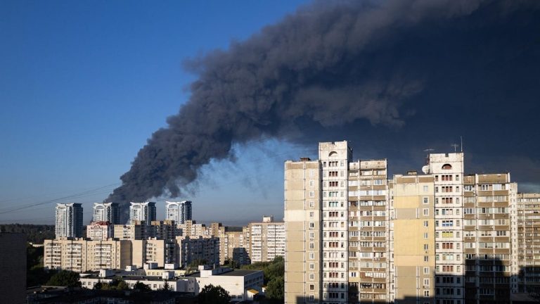 International / Ukraine : une frappe russe sur un entrepôt près de Kiev fait au moins 37 morts.