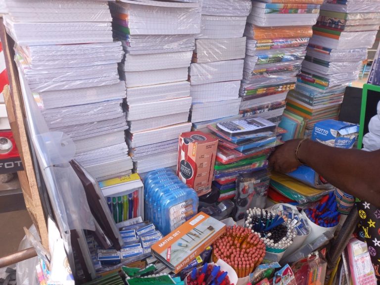 Education / Rentrée scolaire à Conakry : entre espoir et difficultés, les familles comptent leurs dépenses.