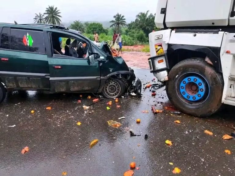 Accident mortel à Kindia : une collision sur la RN1 fait trois morts, dont deux enfants.